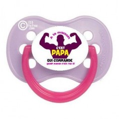 Tétine de bébé à la maison c'est papa qui commande