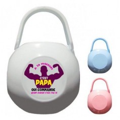Boite à tétine à la maison c’est papa qui commande quand maman n’est pas là muscle fille