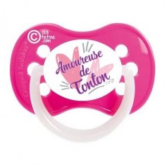 Tétine de bébé amoureuse de tonton